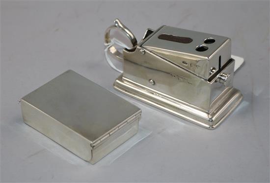 An Edwardian silver combination cheroot cutter and vest case with ring handle, and one other vesta case.